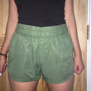 Green cargo short shorts